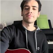 Estudiando de 6º curso de EEPP de conservatorio en canto lírico cantando en coro para adultos, eventos y audiciones.